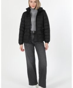 Geaca slim fit matlasata cu gluga