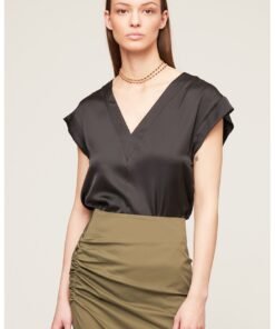 Bluza cu decolteu in V - aspect satinat si maneci scurte