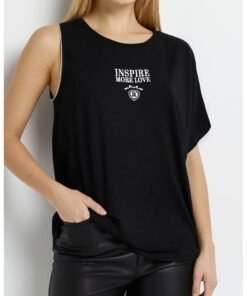 Tricou cu text si decolteu pe un umar