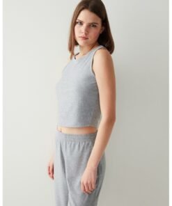 Top crop de casa cu aspect striat