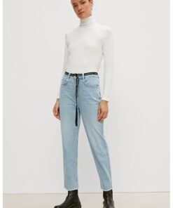 Blugi crop mom fit cu terminatii franjurate