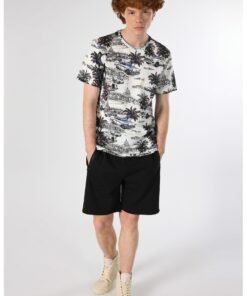Tricou cu decolteu la baza gatului si model