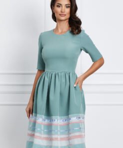 Rochie Anda verde mint cu broderie si imprimeu la baza